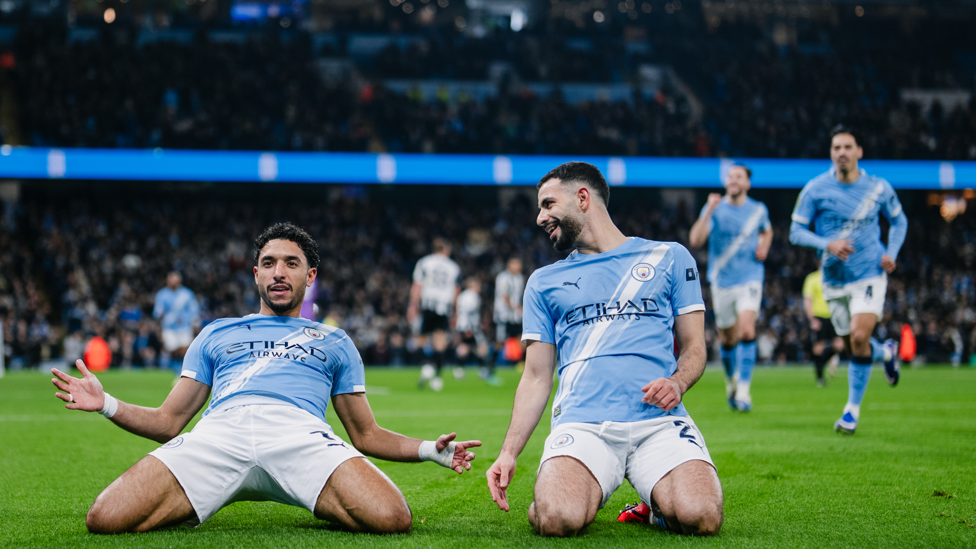 DOUBLE KNEE SLIDE : Marmoush and Ait-Nouri celebrate.