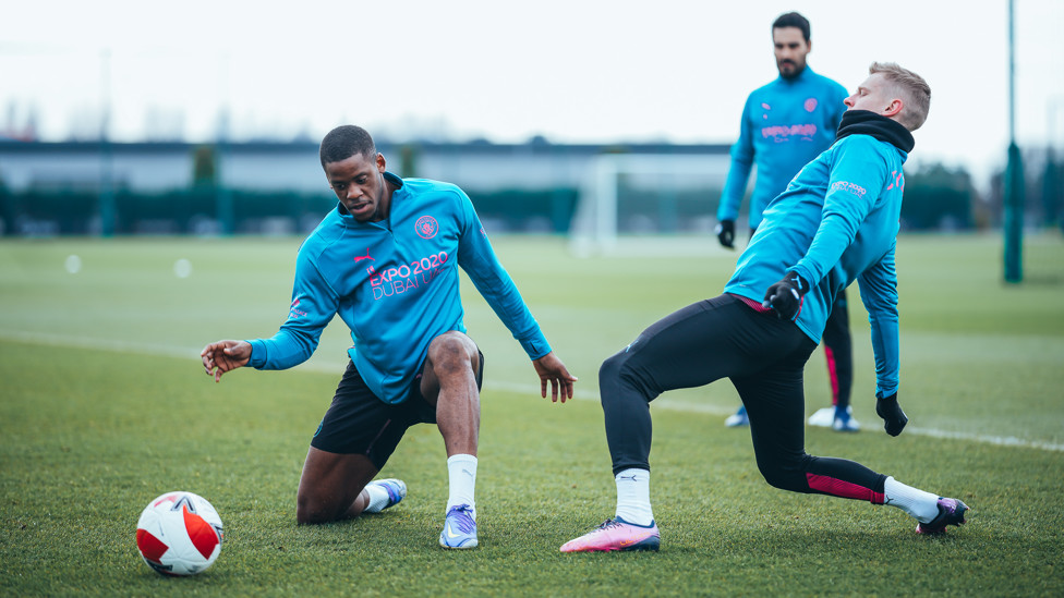 STRETCHING : Luke Mbete dan Oleksandr Zinchenko berebut penguasaan bola