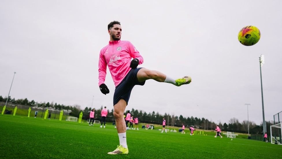 FANCY FLICKS : Rayan Cherki keeps the ball in the air