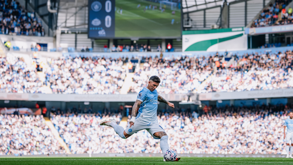 SET PIECE SPECIALIST : Fernández strikes at goal...