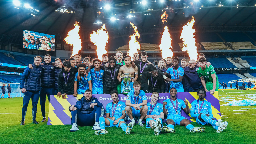 SQUAD GOALS : The team and backroom staff celebrate another memorable campaign in style | 29 April 2022.