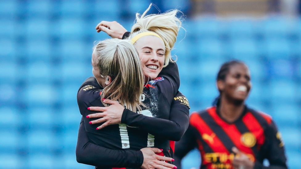 HAPPY HUG : Chloe Kelly congratulated by Lauren Hemp.