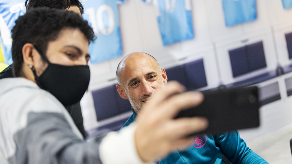 ¡Autógrafos y selfies!
