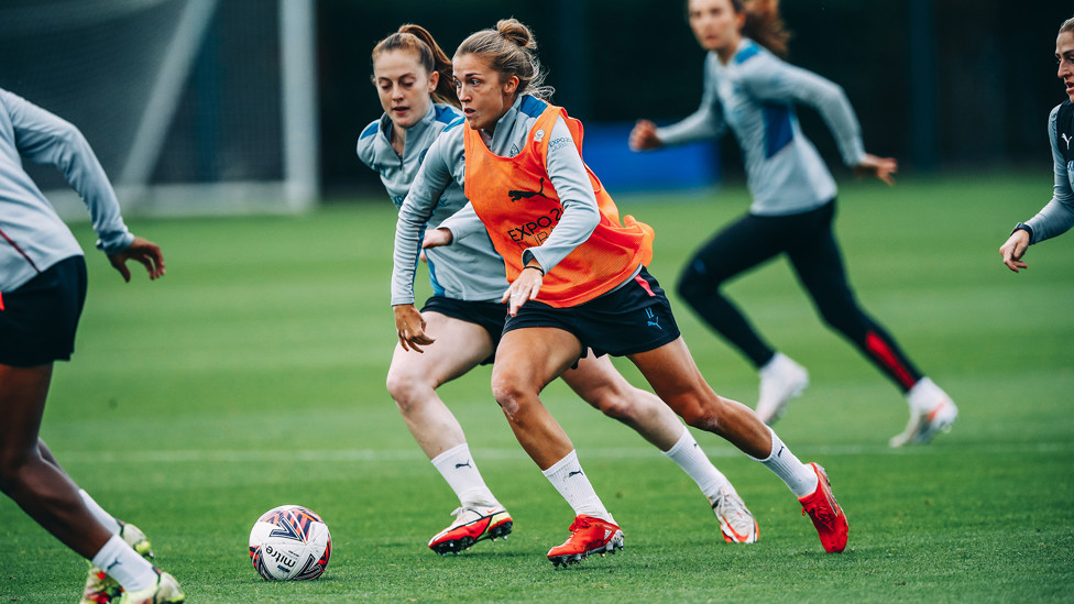 FULL SWEDE AHEAD : Filippa Angeldahl tries to shake Keira Walsh