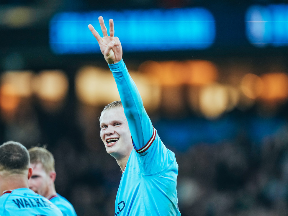 EL REY DE LOS HATTRICKS : Haaland celebrando un hattrick contra el Burnley