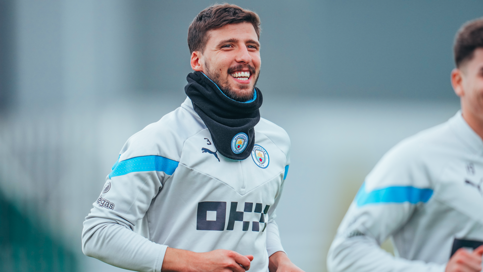 ROCKIN' RUBEN : Ruben Dias berlari santai.