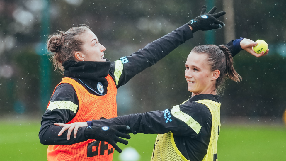 CASPARIJ COMPETITIVA : Filippa Angeldahl tenta recuperar a bola de tênis, mas Kerstin Casparij não aceita.
