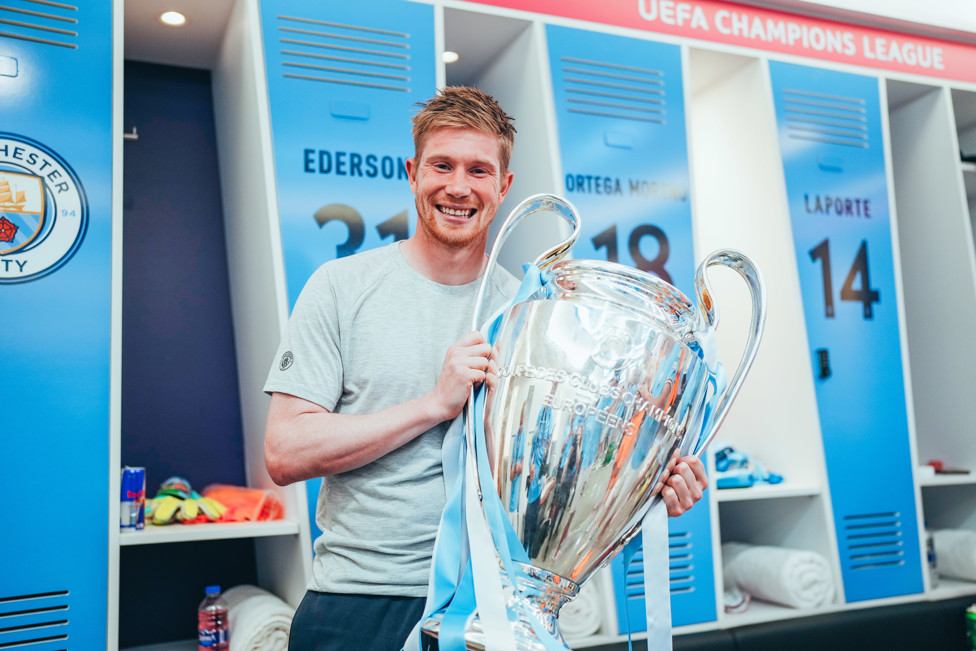 Kevin com a taça da Champions 2022/23.