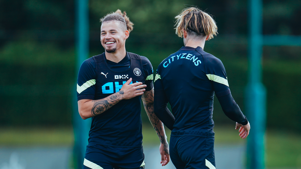 TEMAN TIMNAS : Kalvin Phillips dan Jack Grealish bercanda di sela-sela