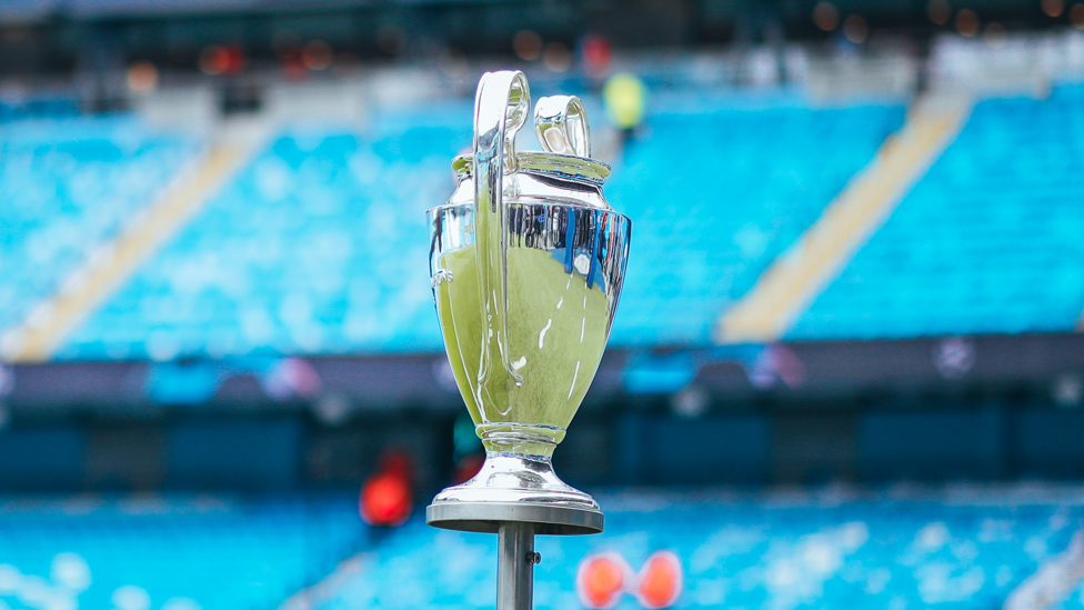 DE OLHO NELA : O troféu marca presença no Etihad.
