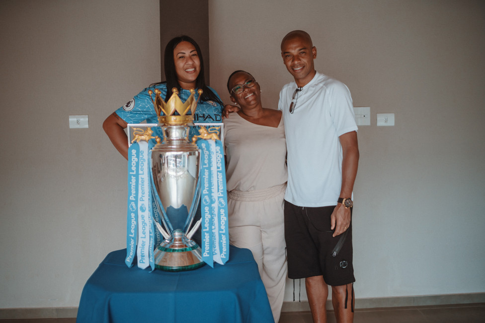Familiares orgulhosos do filho!