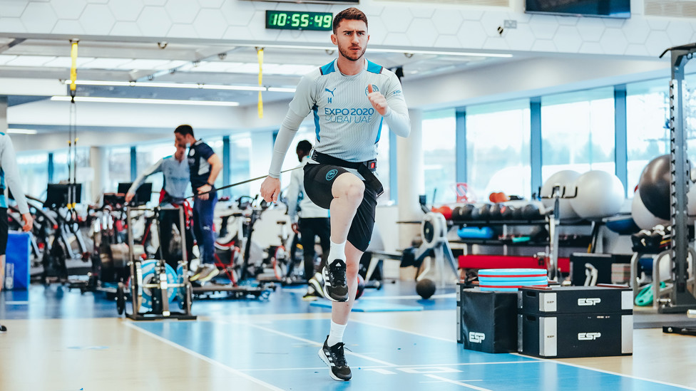 AYMING HIGH : Aymeric Laporte picks his knees up