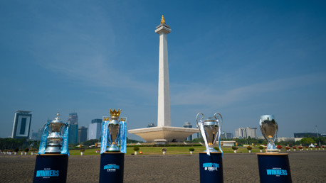 Shaun Wright-Phillips dan keempat trofi berfoto di Monas