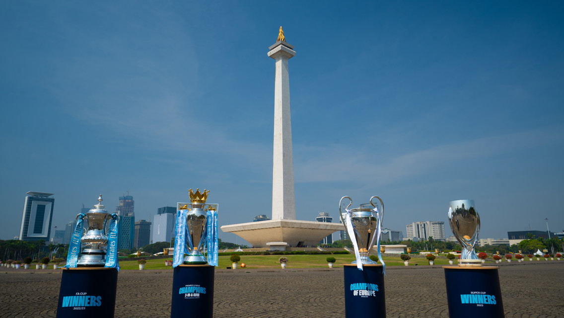 Shaun Wright-Phillips dan keempat trofi berfoto di Monas