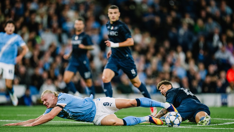 RED  : Di Lorenzo is sent off after a foul on Haaland. 