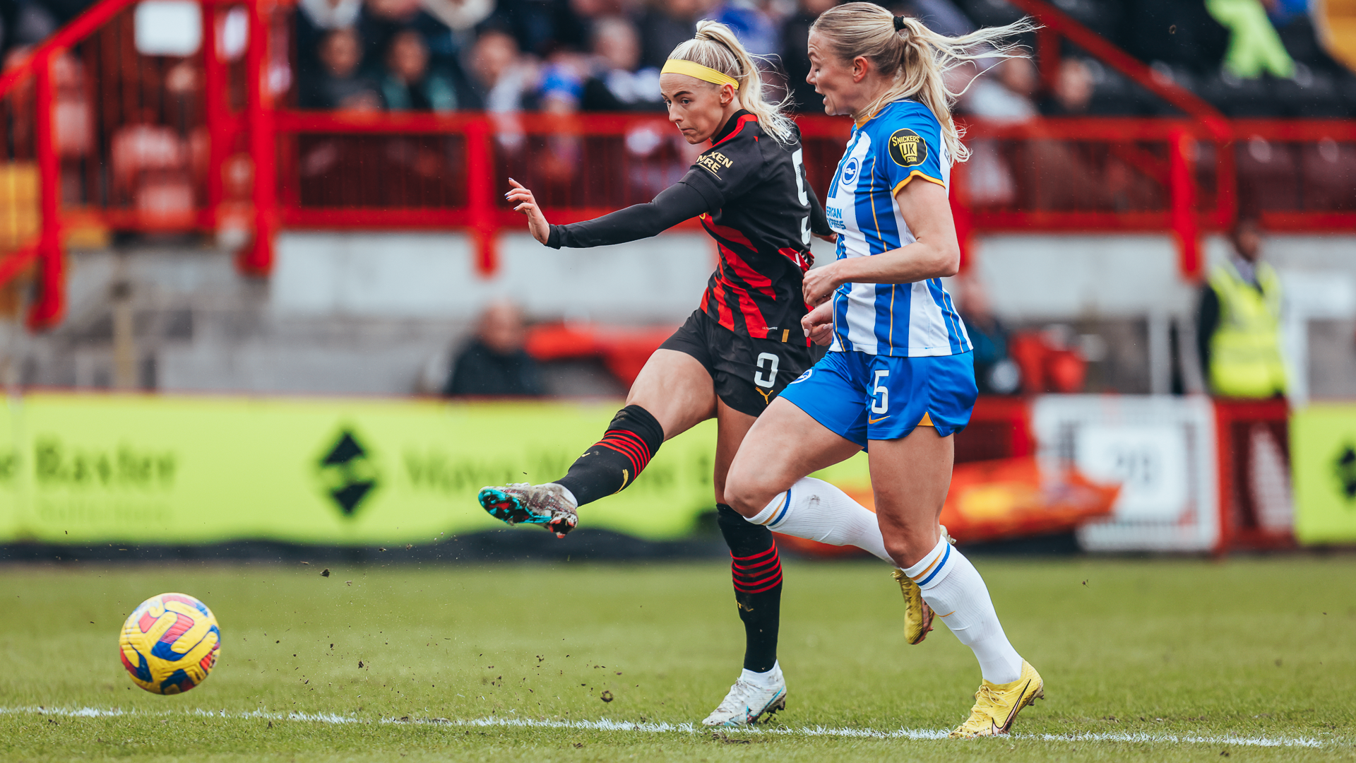 CLASS CHLOE : Chloe Kelly tries her luck in a dominant first half.