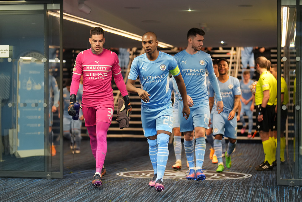 CAPITÃO E RECORDISTA : Fernandinho lidera o time em jogo contra o Sporting, de Portugal, nas oitavas de final da Champions League, em março de 2022.