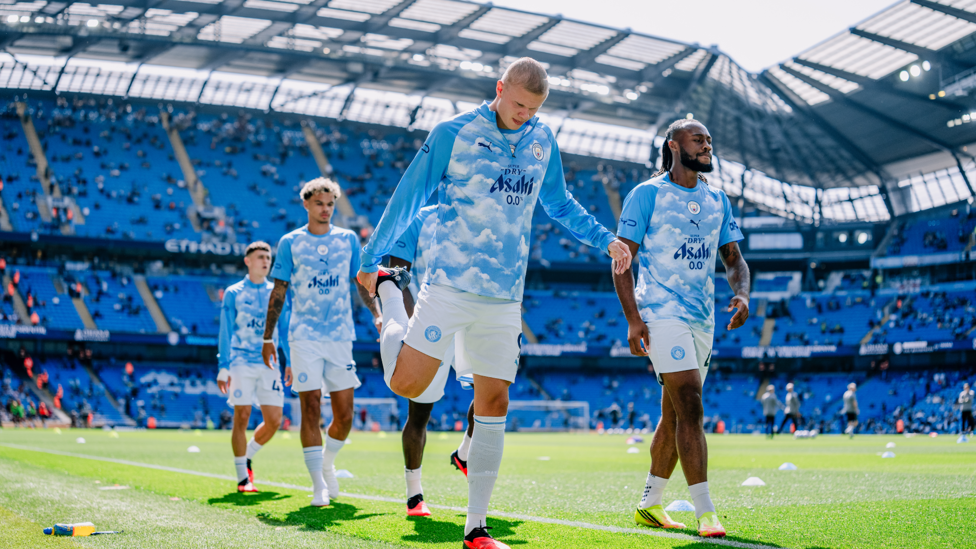 GET LOOSE : Final stretches ahead of kick-off.