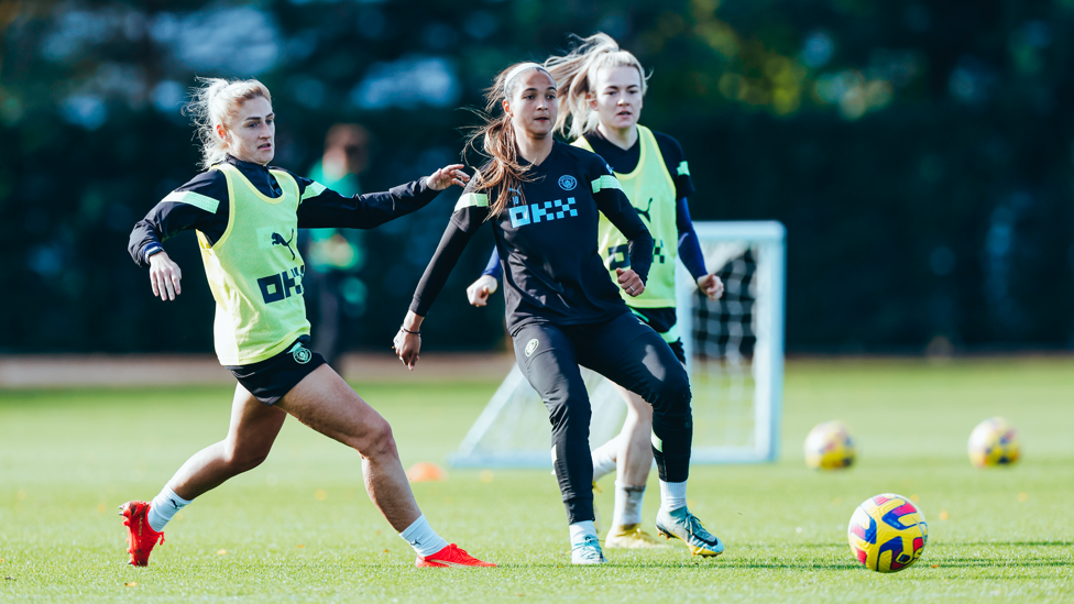 EYES ON THE BALL : Laura Coombs, Deyna Castellanos and Lauren Hemp fully focused