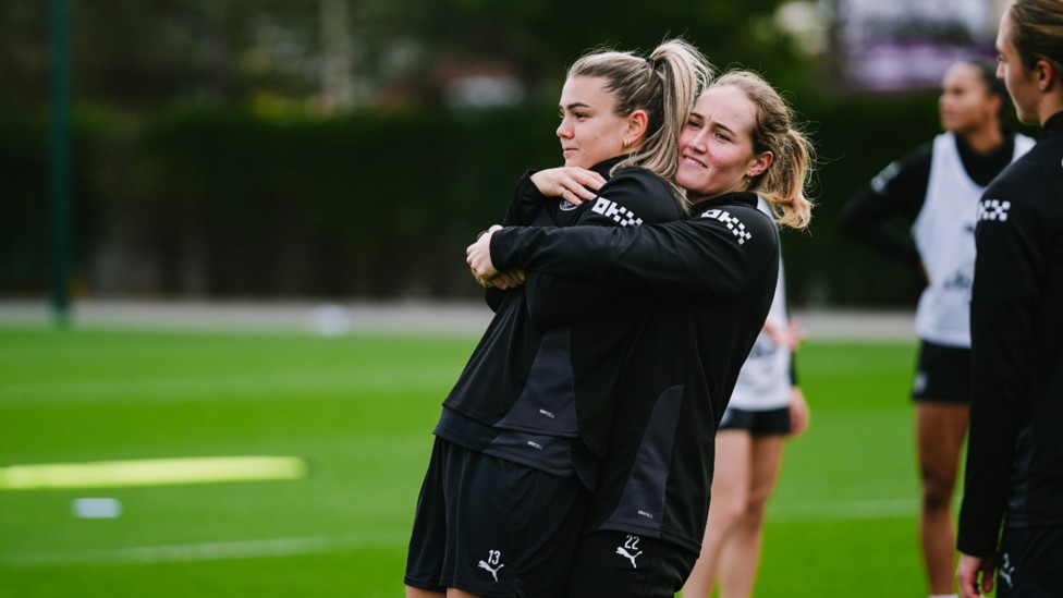 NO ARM MEANT! Sydney Lohmann and Laura Wienroither share a light-hearted moment.