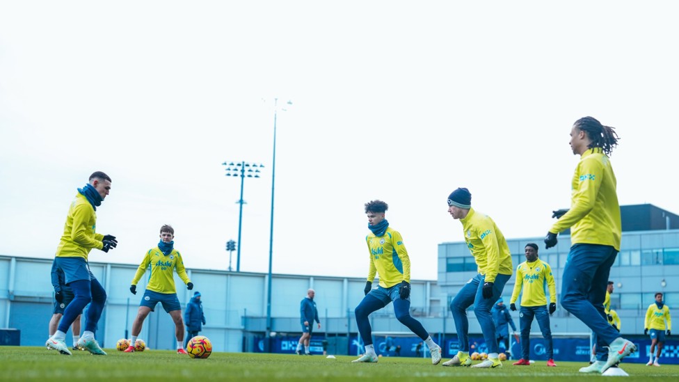 GOLDEN CIRCLE : The squad takes part in a rondo