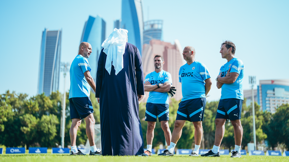 BACKROOM MEETING : The Chairman speaks with Xabier Mancisidor, Rodolfo Borrell and Carles Planchart