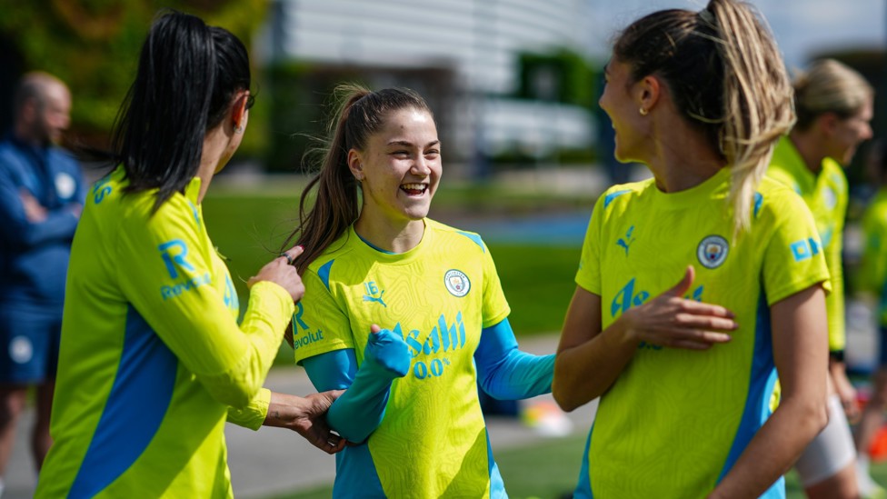 SMILING STAR : Jess Park the centre of attention