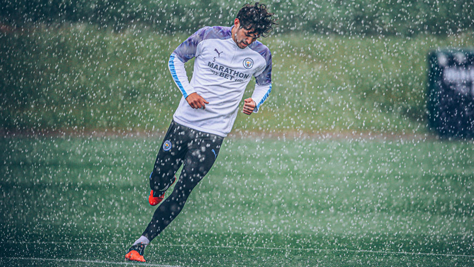 Sang raja telah kembali... David Silva terbiasa dengan cuaca musim panas di Manchester...