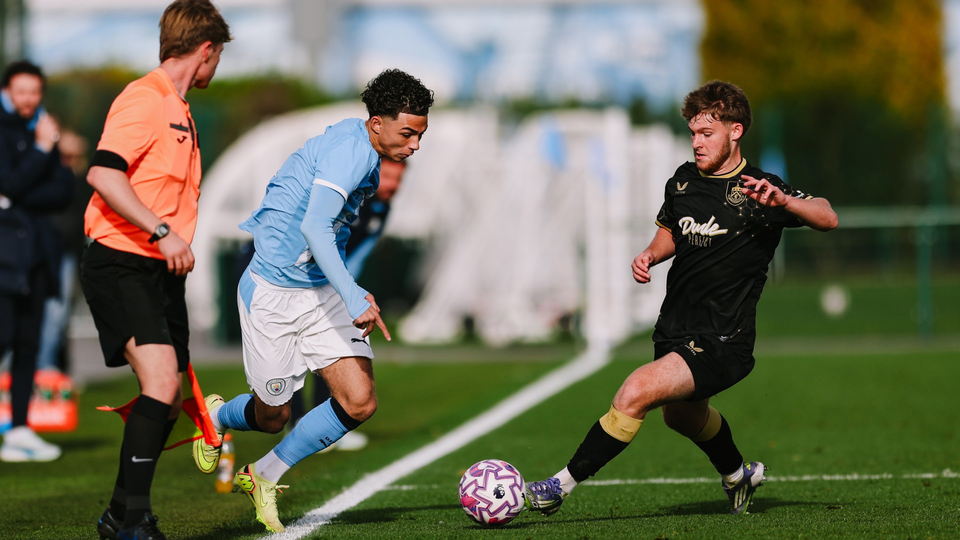 MIDWOOD MAGIC : Kylan Midwood dances his way around his marker. 
