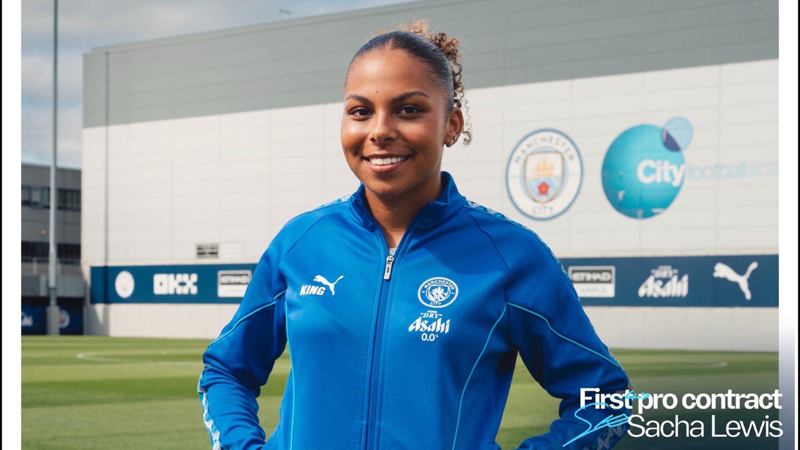 Gallery: Lewis pens first professional contract 