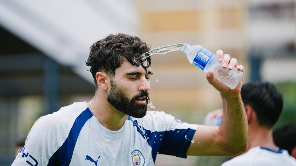 SMART MOVE : Gvardiol keeps himself cool