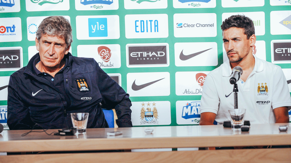 Em conferência de imprensa com o seu primeiro treinador no City, Manuel Pellegrini.