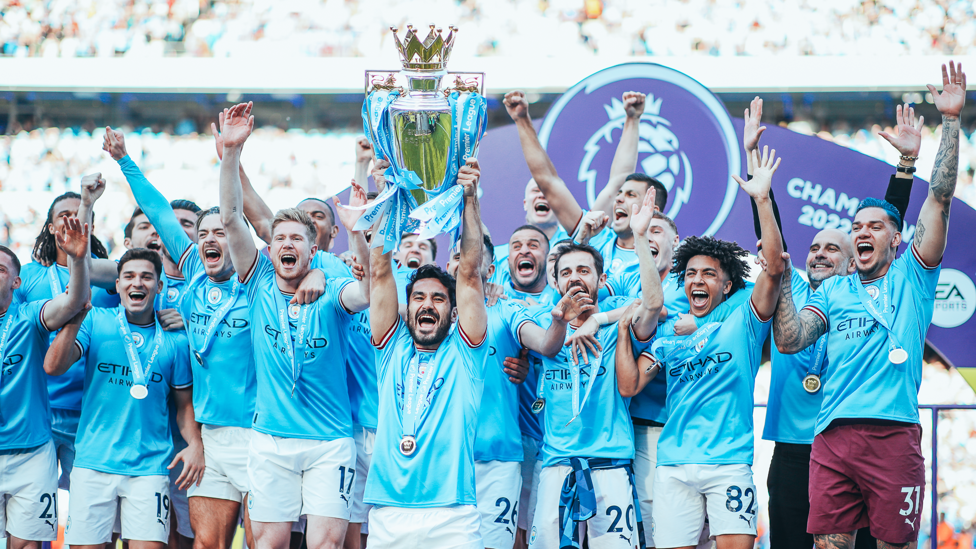 Manchester City posa para foto oficial e exibe troféus de 2023, futebol  inglês