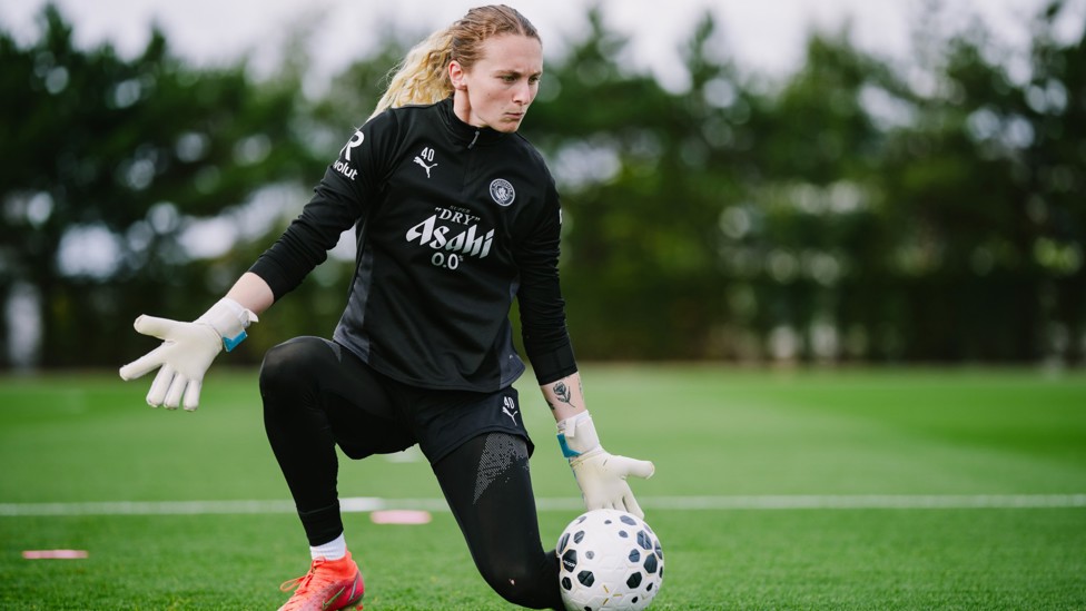 LONG BARRIER : Katie Startup doesn't let the ball through