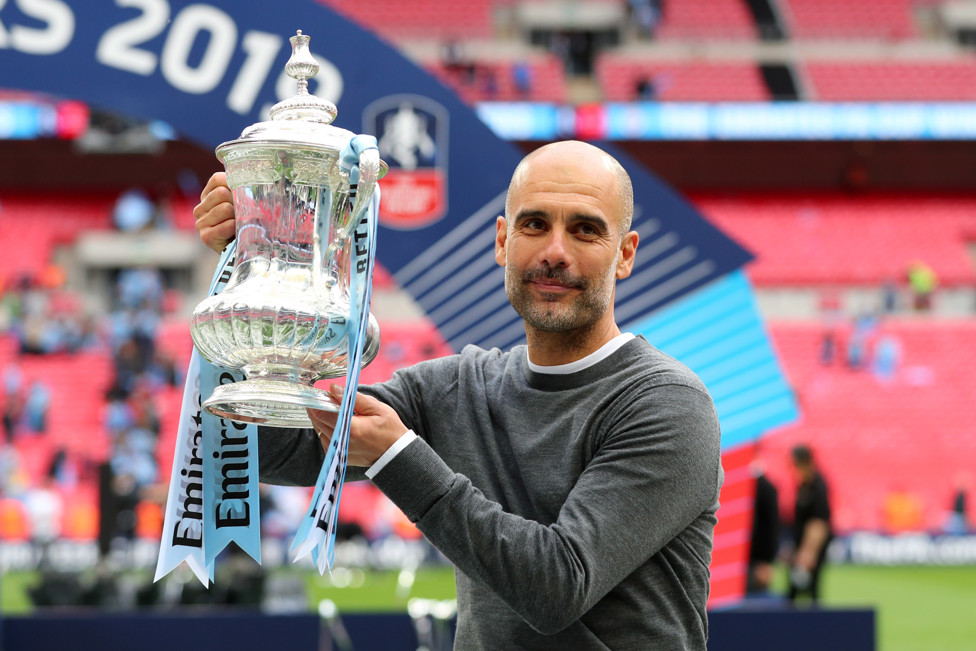 CAMPEÃO : Pep com o troféu da Copa da Inglaterra em 2019. 