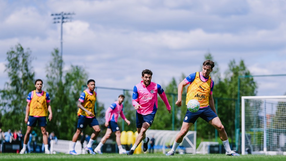 MIDFIELD BATTLE : Mateo Kovacic seeks to win the ball back