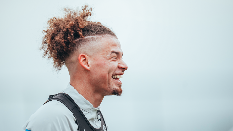 SENYUM CERIA: Sesuatu membuat Kalvin Phillips tertawa!