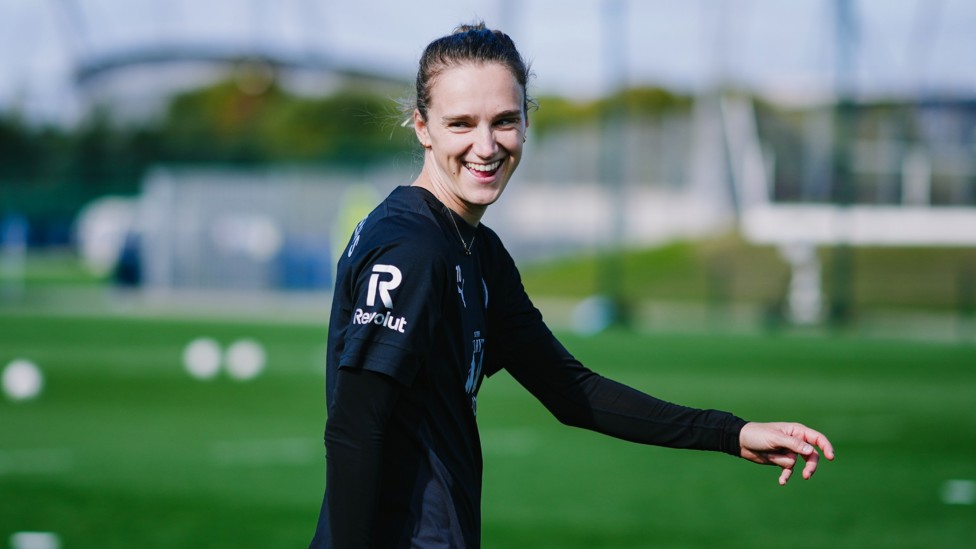 HAPPY VIV : Miedema shares a laugh