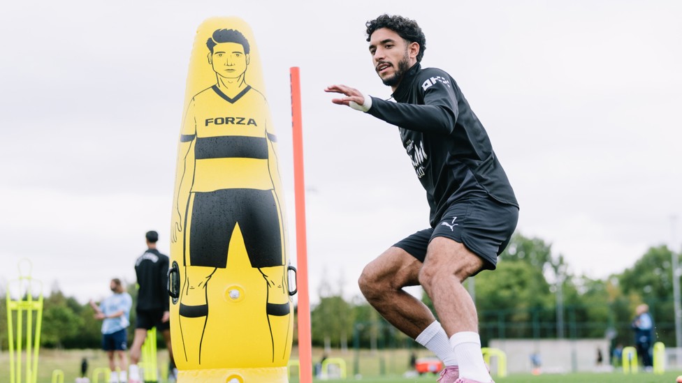 TOUCH TIGHT : Omar Marmoush on a shuttle run