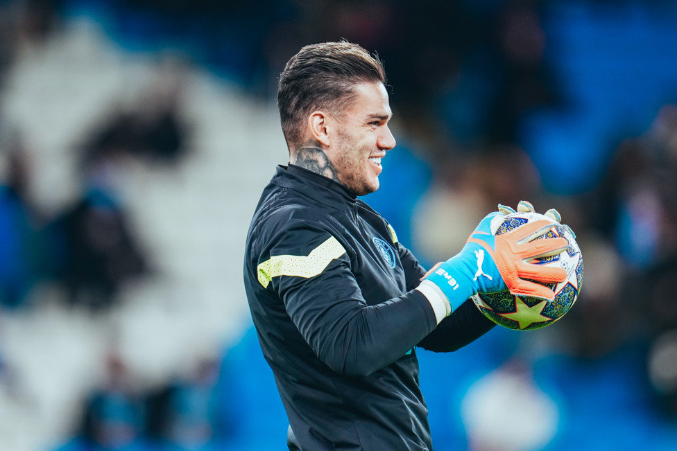 TITULAR ABSOLUTO NO CITY : Ederson aquece antes de jogo contra o RB Leipzig.