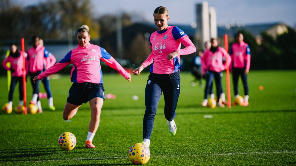 CLOSE  : Laura Wienroither takes on Kerstin Casparij.