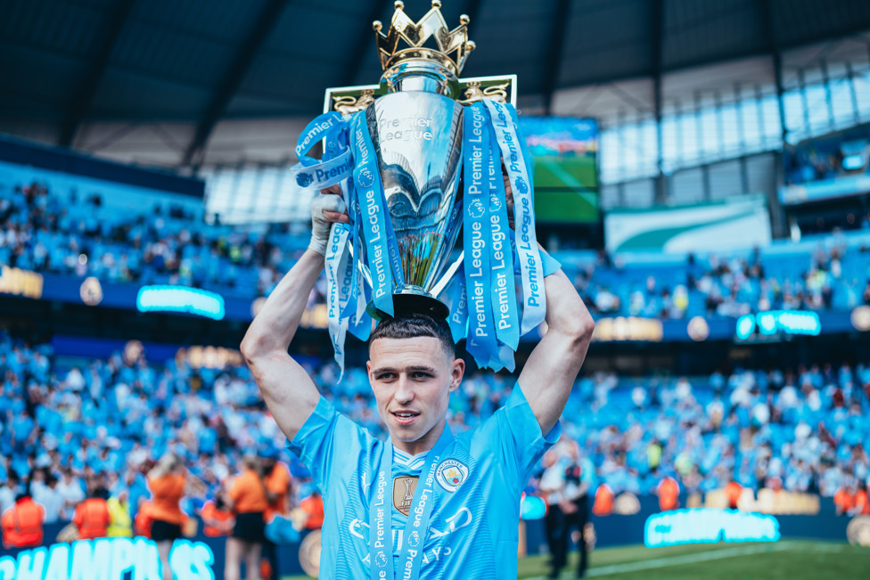 Foden com a taça da Premier League 2023/24. 