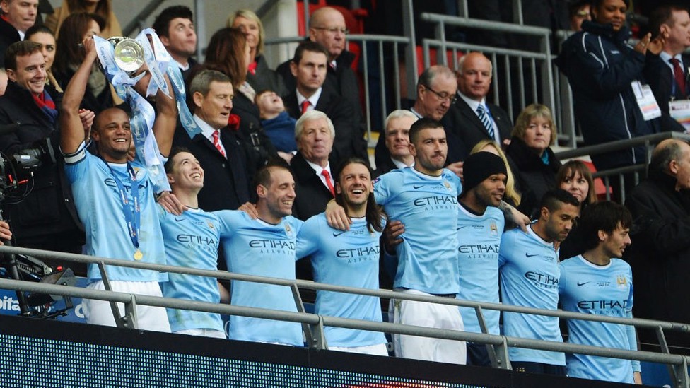 MARÇO DE 2014 : O City venceu o Sunderland por 3 a 1 na final da Copa da Liga, completando a lista de troféus nacionais seis anos após a aquisição.