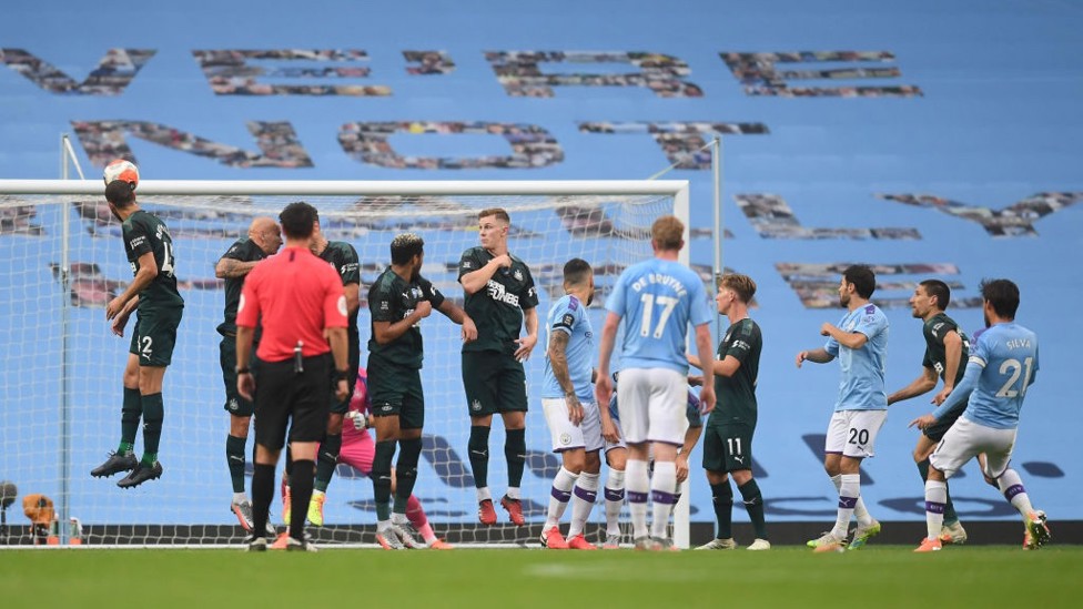 David Silva marcou o quarto gol do jogo com uma cobrança de falta magistral