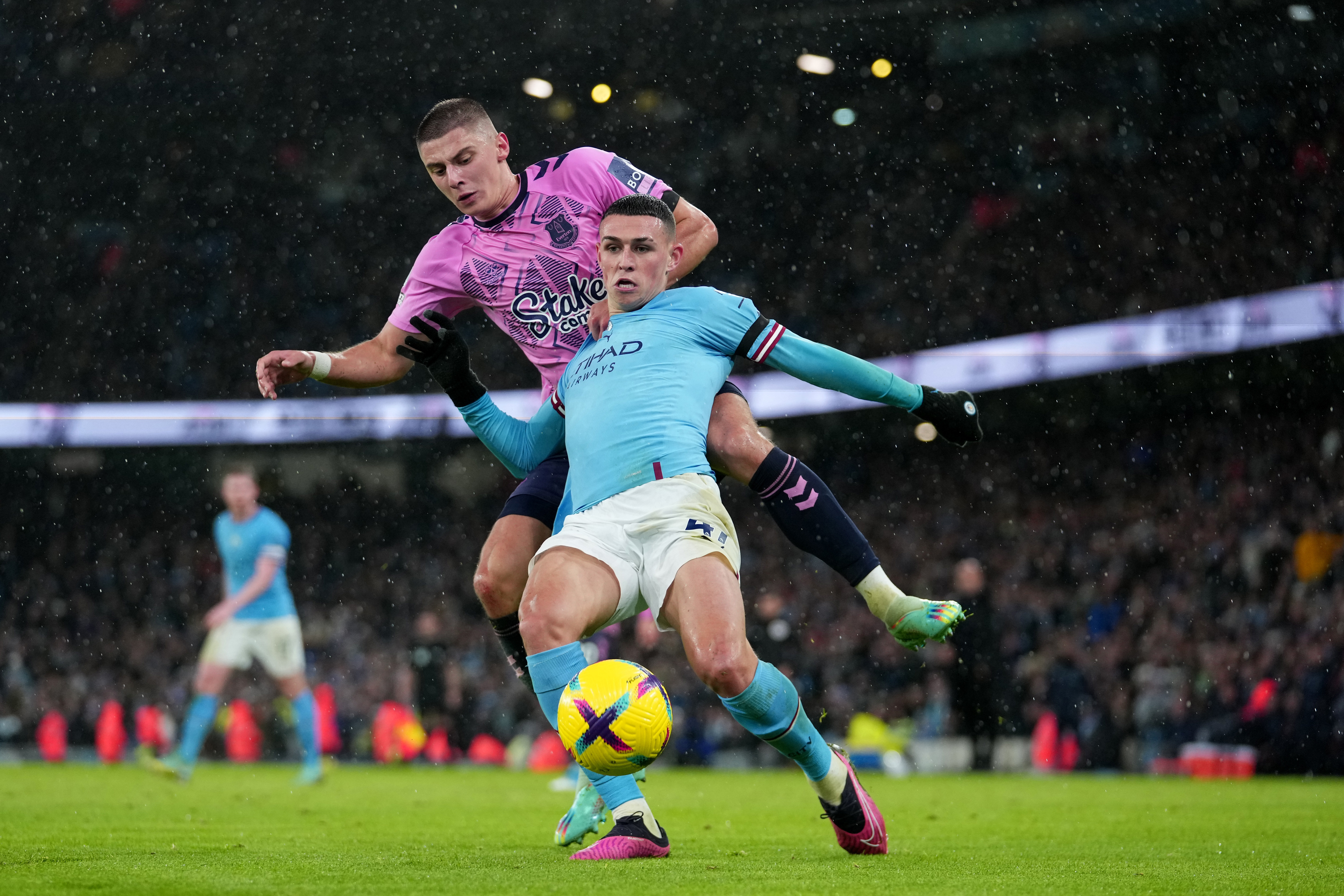 PARTINDO PRA CIMA  : Phil Foden em ação no empate contra o Everton. 