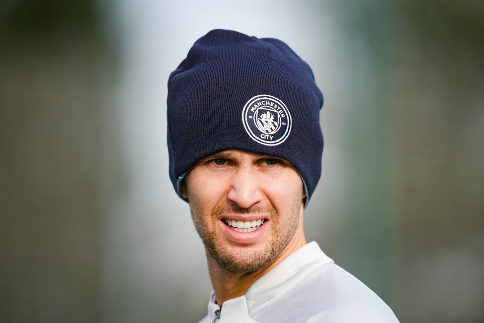 DE OLHO  : John Stones e o gorro do City durante o treino. 