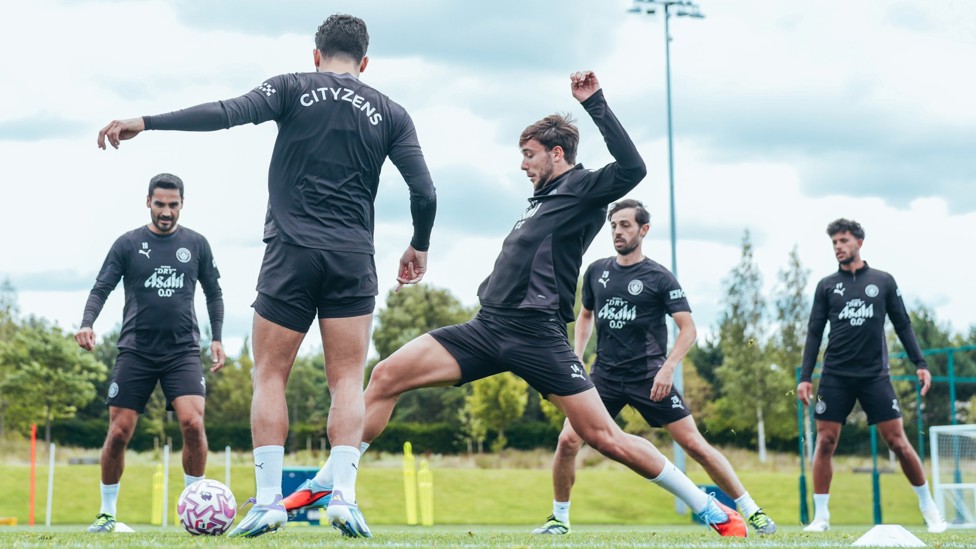 MAN IN THE MIDDLE : Nico at the centre of a rondo