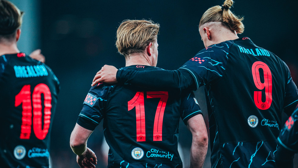 DEADLY DUO : Haaland congratulates De Bruyne.