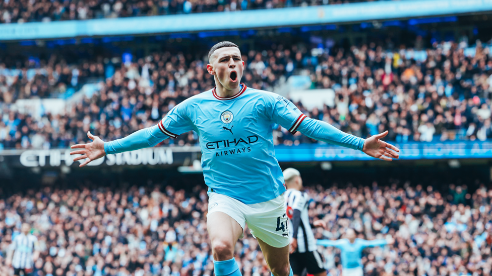 DE BRAÇOS ABERTOS  : Foden comemora seu golaço contra o Newcastle.