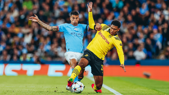 Ederson usa meia de time adversário em jogo do Manchester City na